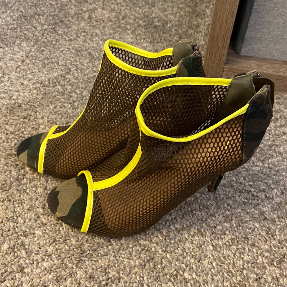 Army green neon yellow high heel shoes size 7